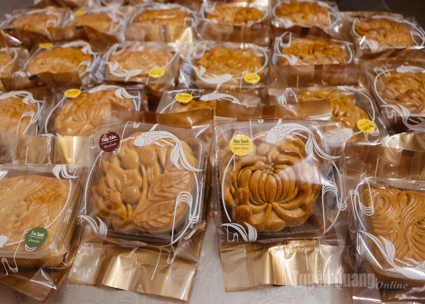 Each carefully packaged mooncake carries with it traditional flavors, conveying family affection and memories of reunion.