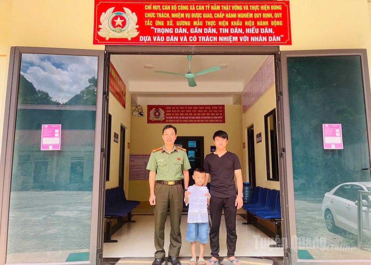Công an xã Cán Tỷ tiễn bé Long đi phẫu thuật ở Bệnh viện Xanh Pôn.