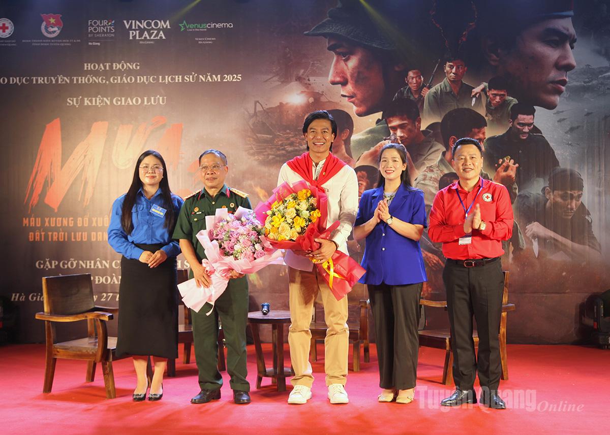 Ban tổ chức tặng hoa khách mời tham gia giao lưu.