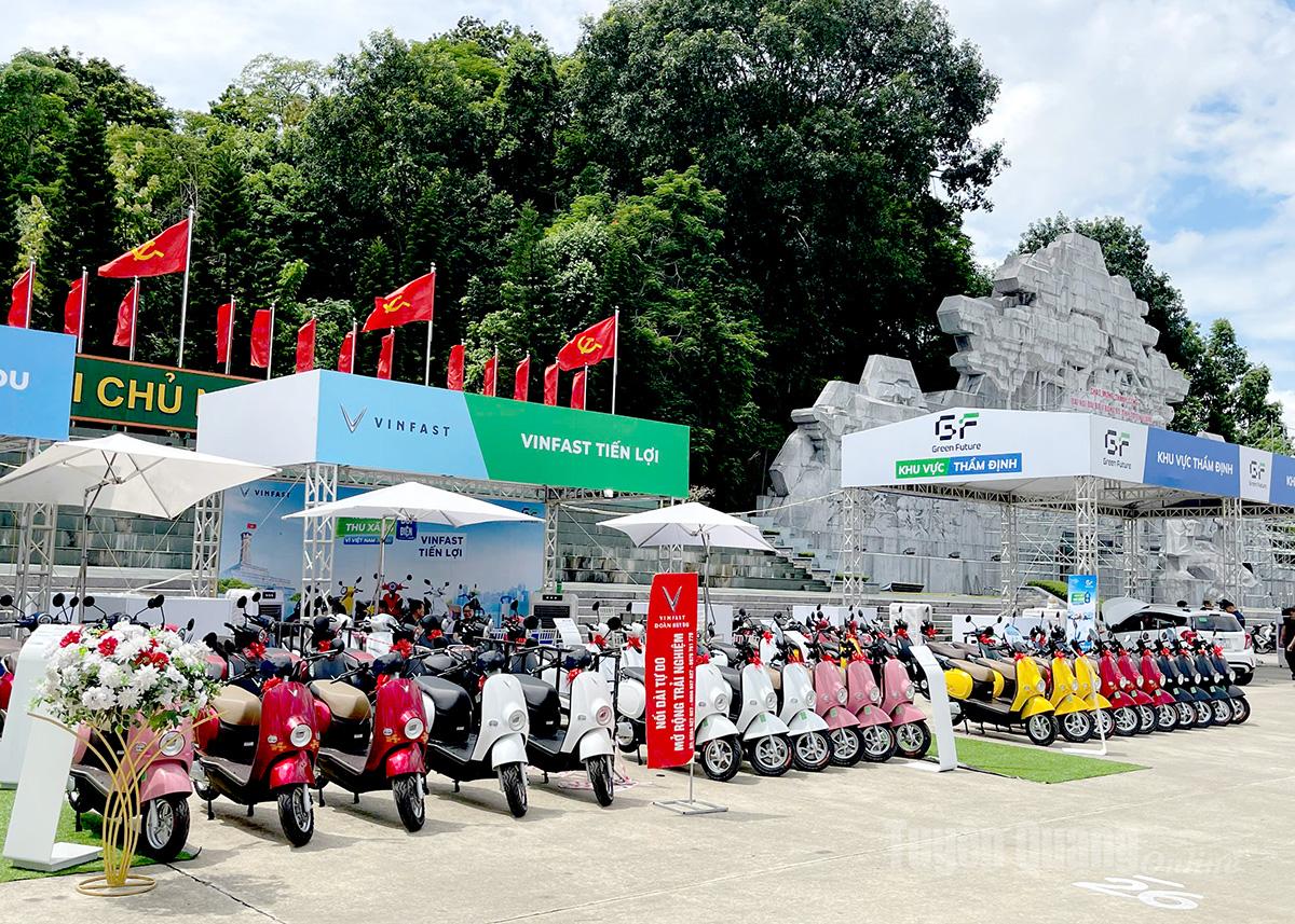 Trong 2 ngày 27 và 28 - 9, VinFast tổ chức chương trình thu xe xăng đổi xe điện tại Quảng trường Nguyễn Tất Thành.