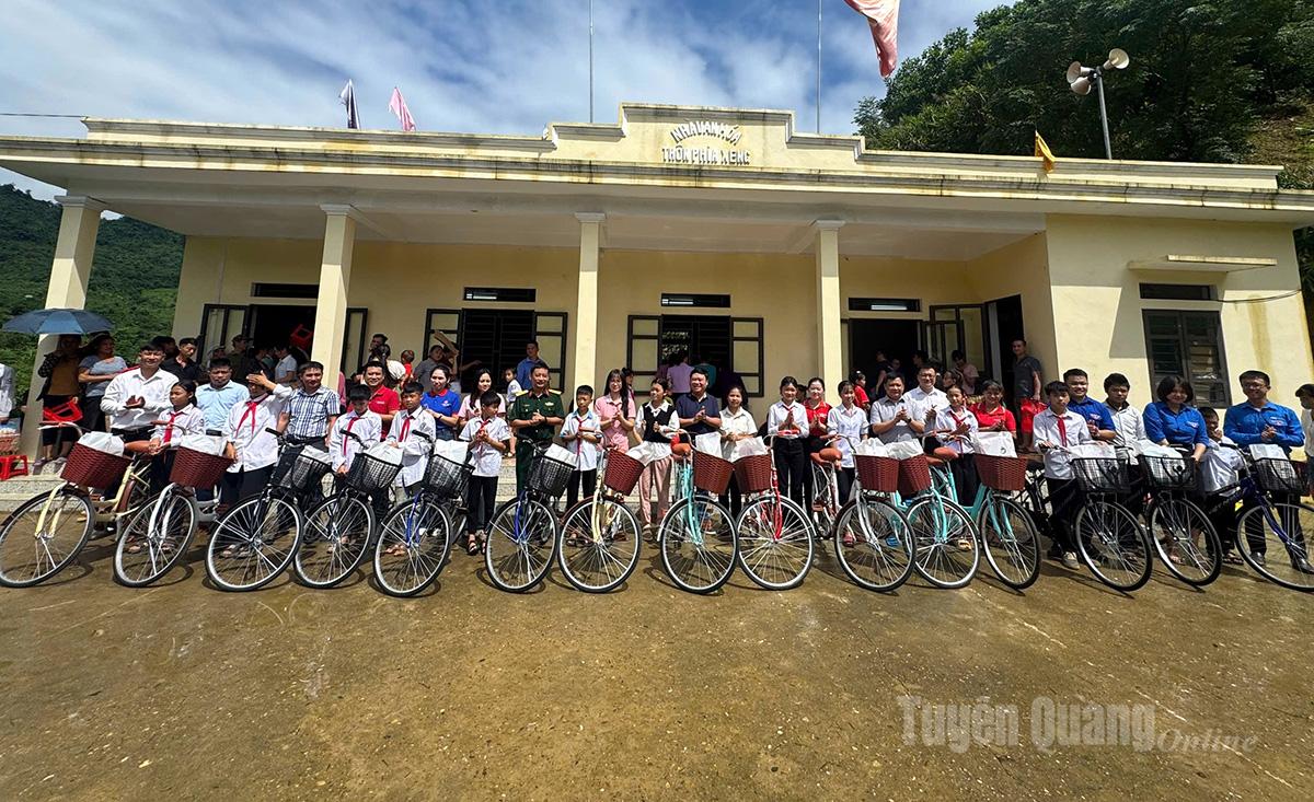 Các đồng chí lãnh đạo Báo và phát thanh, truyền hình Tuyên Quang, Đảng uỷ xã Tân An và nhà tài trợ trao tặng xe đạp cho các em học sinh vươn lên vượt khó trong học tập trên địa bàn xã Tân An