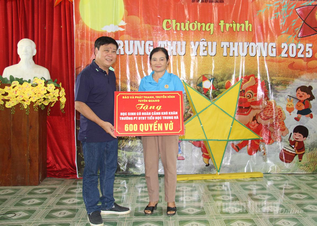 Đồng chí Mai Đức Thông, Ủy viên BCH Đảng bộ tỉnh, Tổng Biên tập Báo và phát thanh, truyền hình Tuyên Quang, Chủ tịch Hội Nhà báo tỉnh trao tặng vở cho Trường Tiểu học và PTDTBT THCS Trung Hà