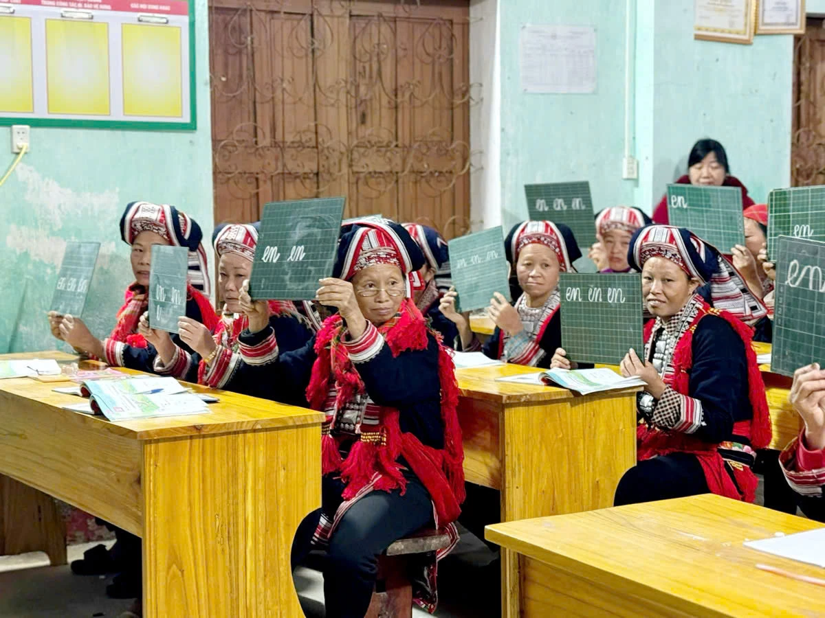 Một lớp học xóa mù tại thôn Đoàn Kết, xã Hồ Thầu

