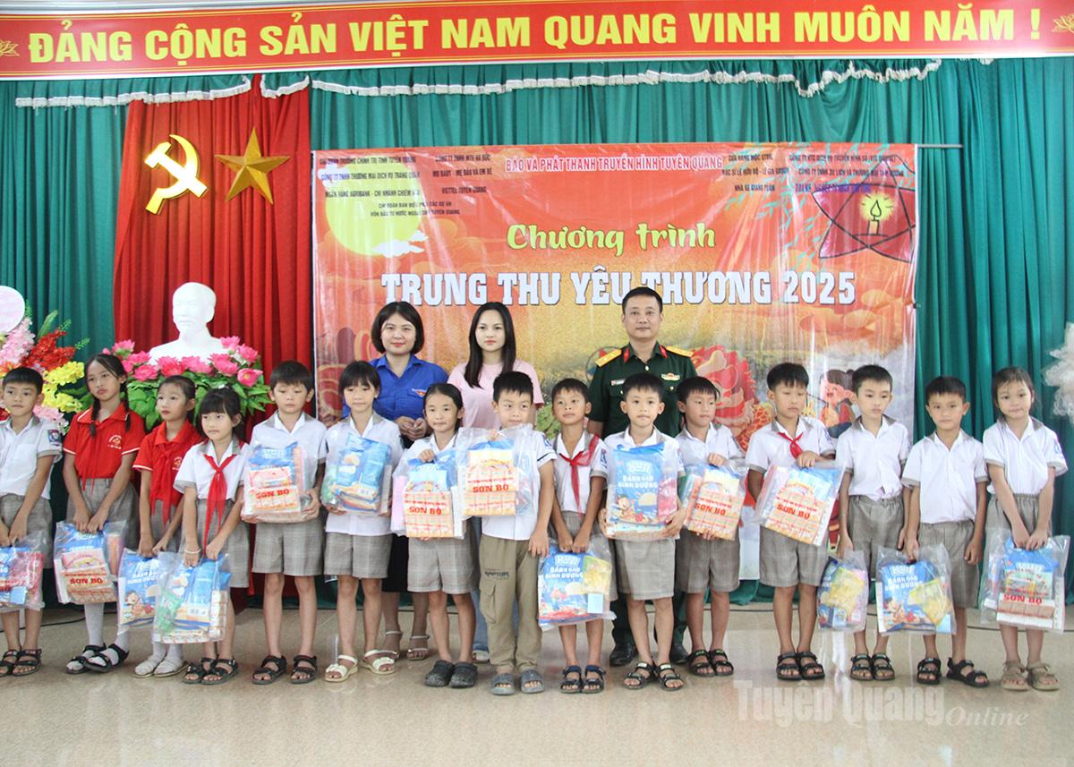 Các nhà tài trợ trao quà Tết Trung thu cho các em thiếu nhi.