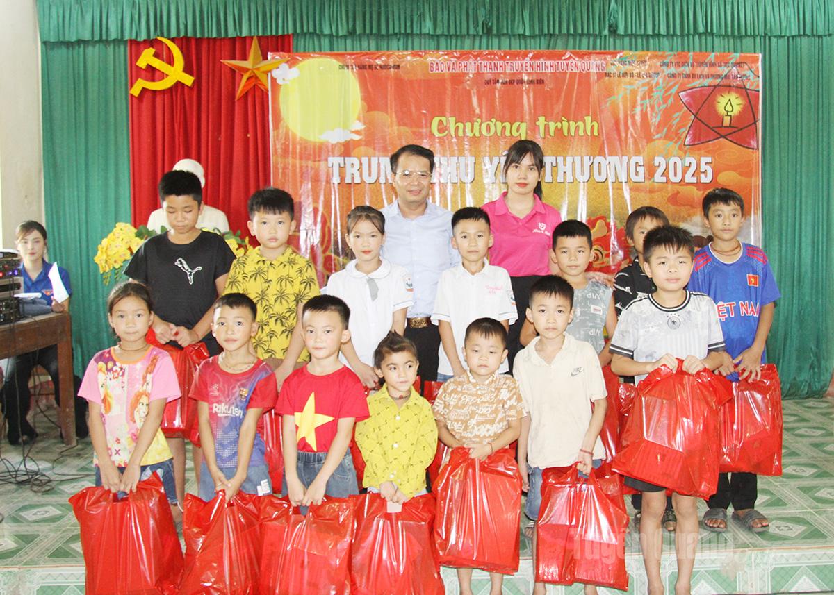 Lãnh đạo Báo và phát thanh, truyền hình Tuyên Quang trao quà cho thiếu nhi thôn Khuôn Pồng, xã Trung Hà