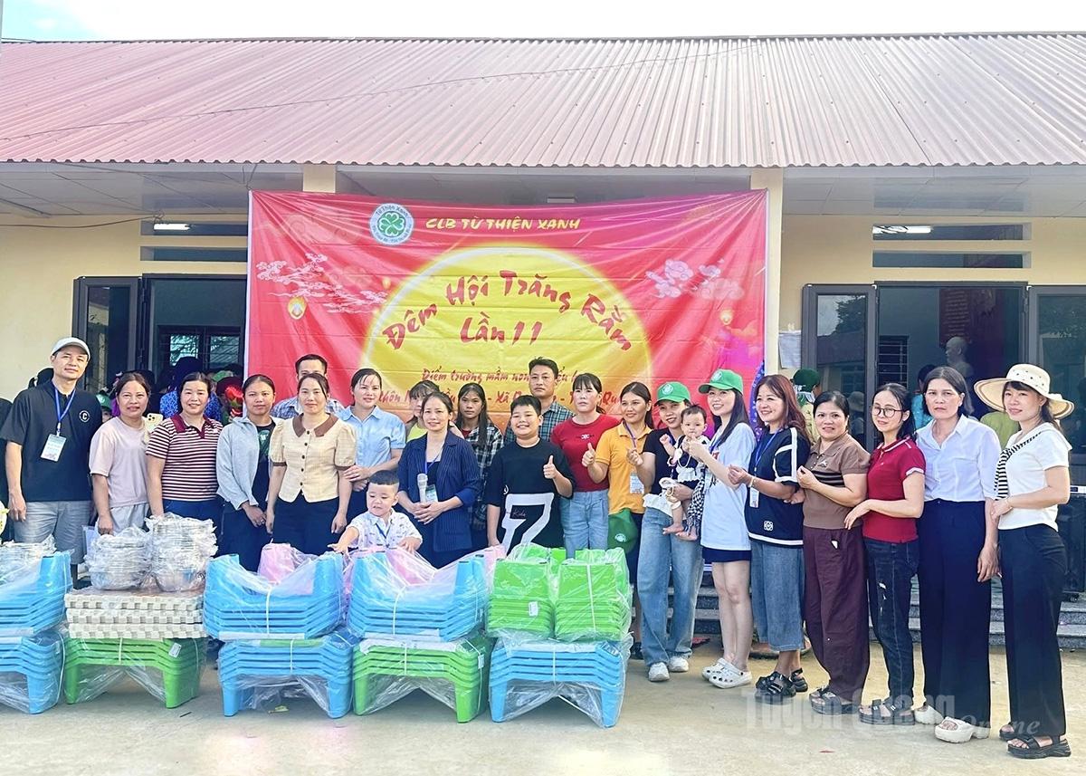 Câu lạc bộ Từ thiện xanh tặng quà cho các em học sinh tại điểm trường.