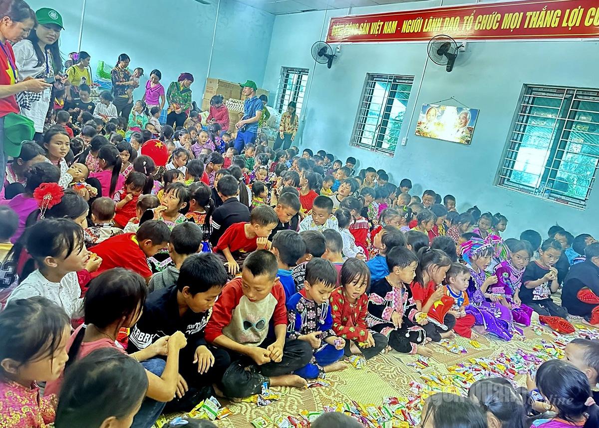 Các em học sinh cùng nhau phá cỗ.