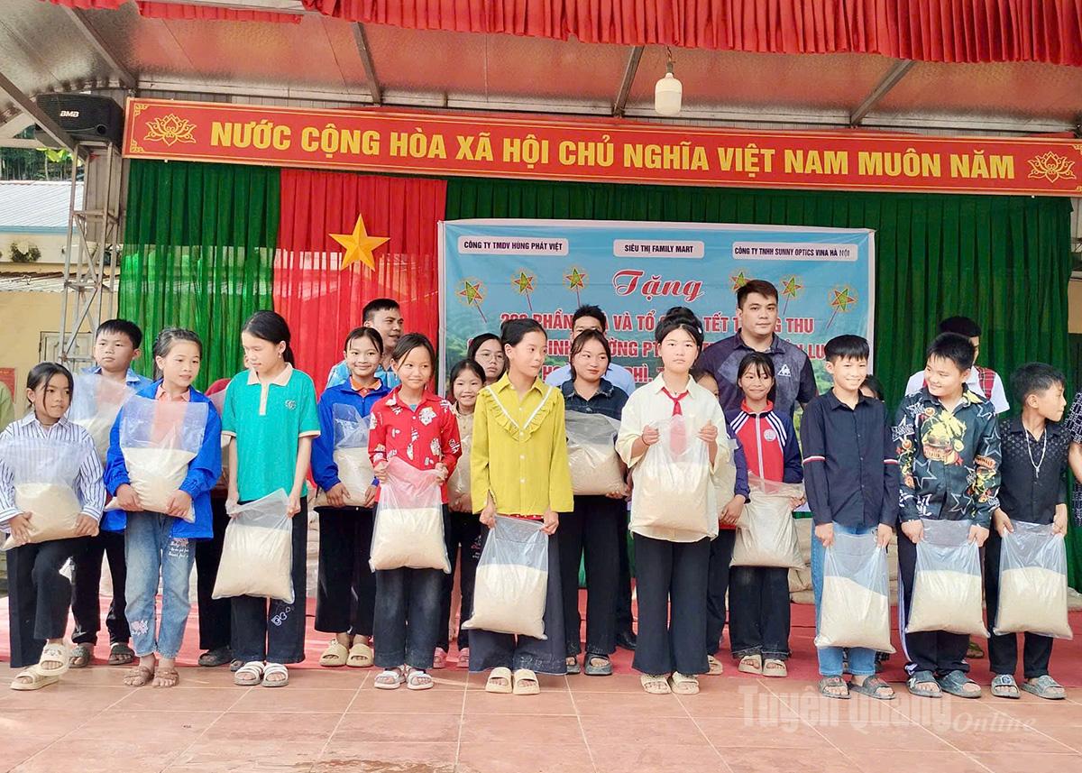 Trao tặng gạo cho các em học sinh có hoàn cảnh khó khăn.