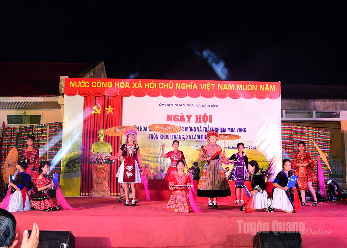 Tiết mục Người Mèo ơn Đảng được biểu diễn tại Ngày hội.