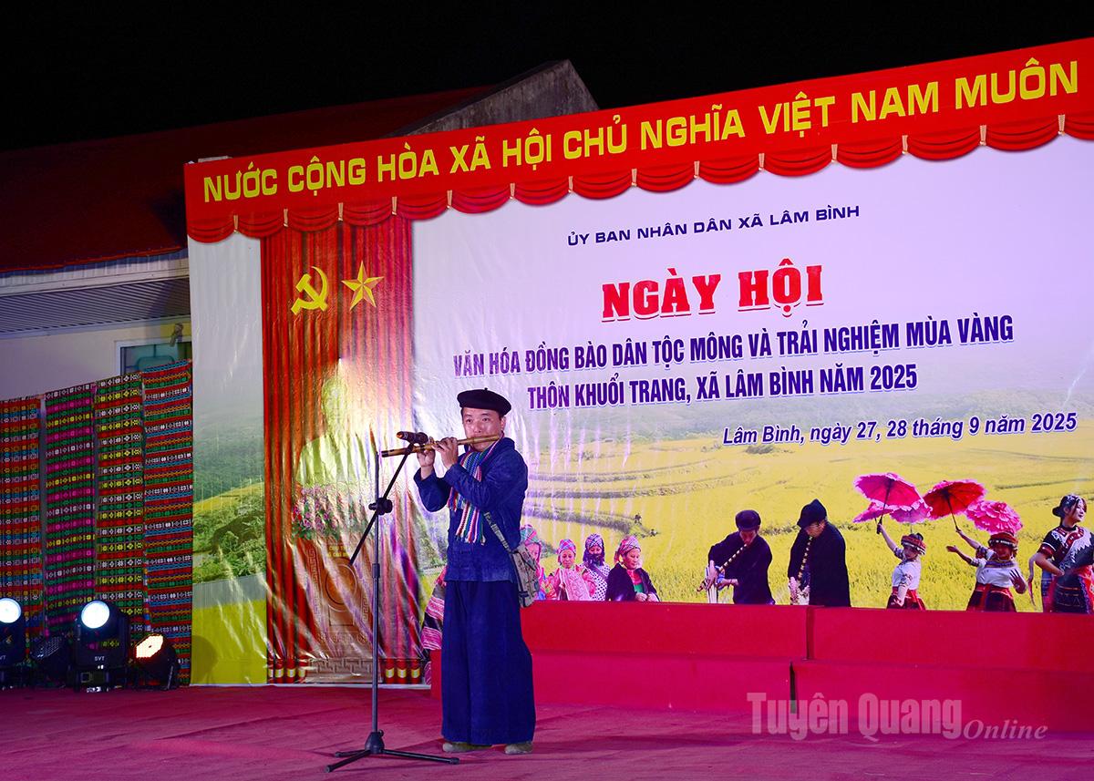 Tiết mục thổi sáo Mông của xã Đồng Văn đơn vị kết nghĩa với xã Lâm Bình.