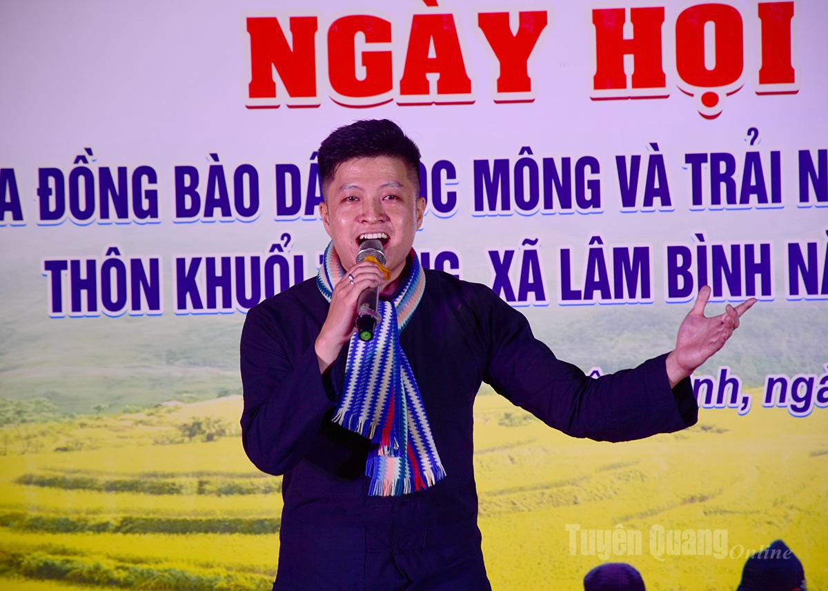 Một tiết mục văn nghệ giao lưu của xã Đồng Văn tại Ngày hội.
