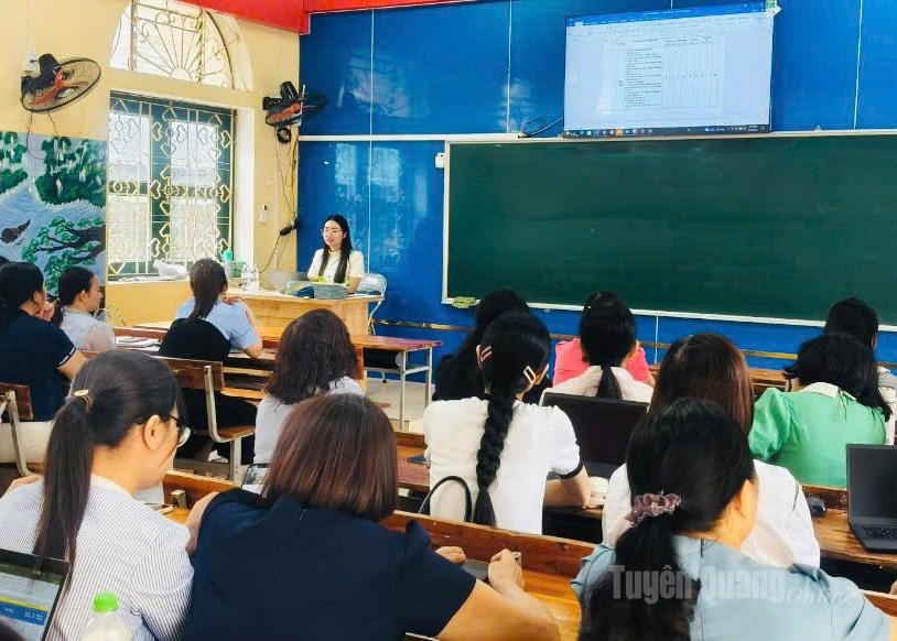 Giáo viên các trường tham gia tập huấn.