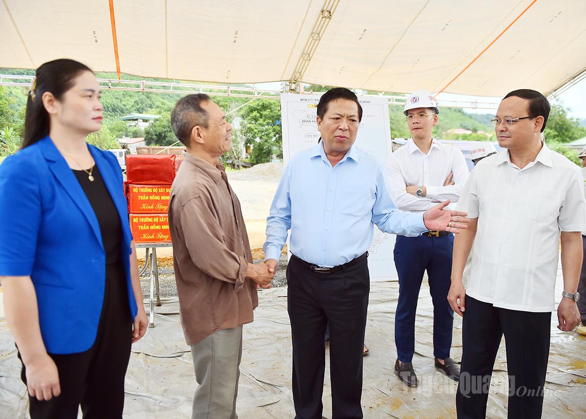Minister of Construction Tran Hong Minh talks with provincial leaders and residents of Trung Son Commune about resettlement under the Ho Chi Minh Road project, Cho Chu – Trung Son intersection section.