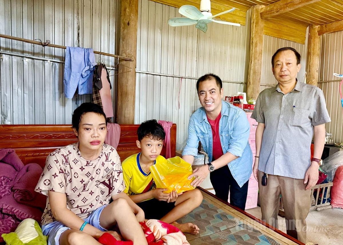 Anh Hoàng Văn Thức, Trưởng Ban đầu tư và Xây dựng Tập đoàn CHARMVIT tại Hà Nội trao quà cho chị Hoàng Thị Kiều và cháu Giàng Trần Hưng, thôn Phan, xã Hùng Lợi, tỉnh Tuyên Quang.