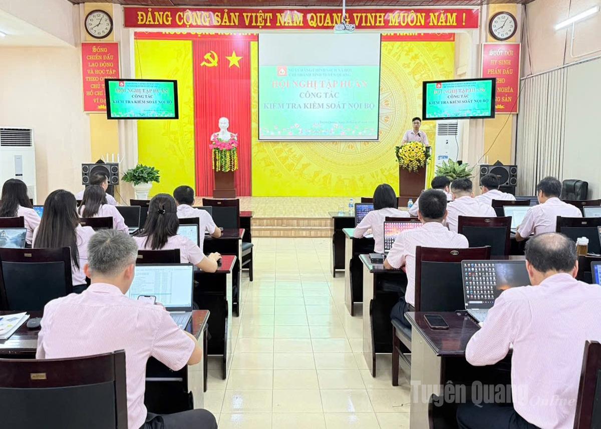 Lãnh đạo Chi nhánh NHCSXH tỉnh phát biểu tại Lớp tập huấn công tác kiểm tra, kiểm soát nội bộ và quản trị vận hành hệ thống IDC.