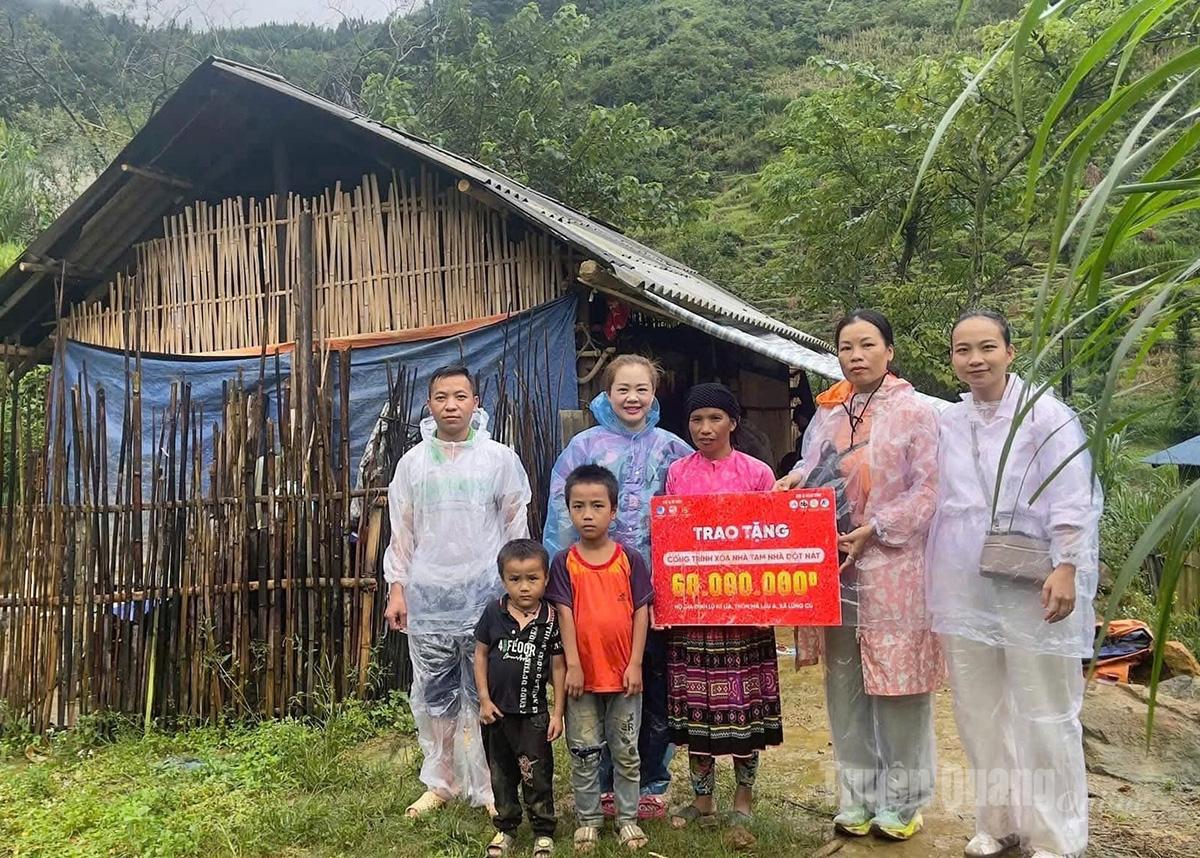Đoàn hỗ trợ kinh phí 60 triệu đồng xoá nhà tạm tại thôn Má Lầu A