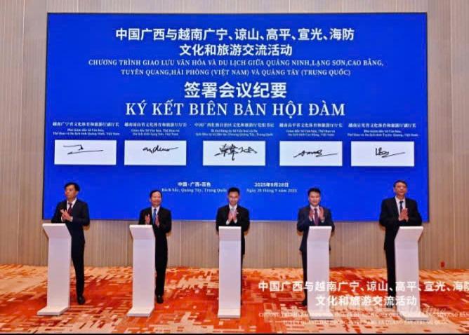 Lãnh đạo Sở Văn hóa, Thể thao và Du lịch các tỉnh, thành phố Quảng Ninh, Lạng Sơn, Cao Bằng, Tuyên Quang, Hải Phòng (Việt Nam) và Quảng Tây (Trung Quốc) ký kết biên bản hội đàm.