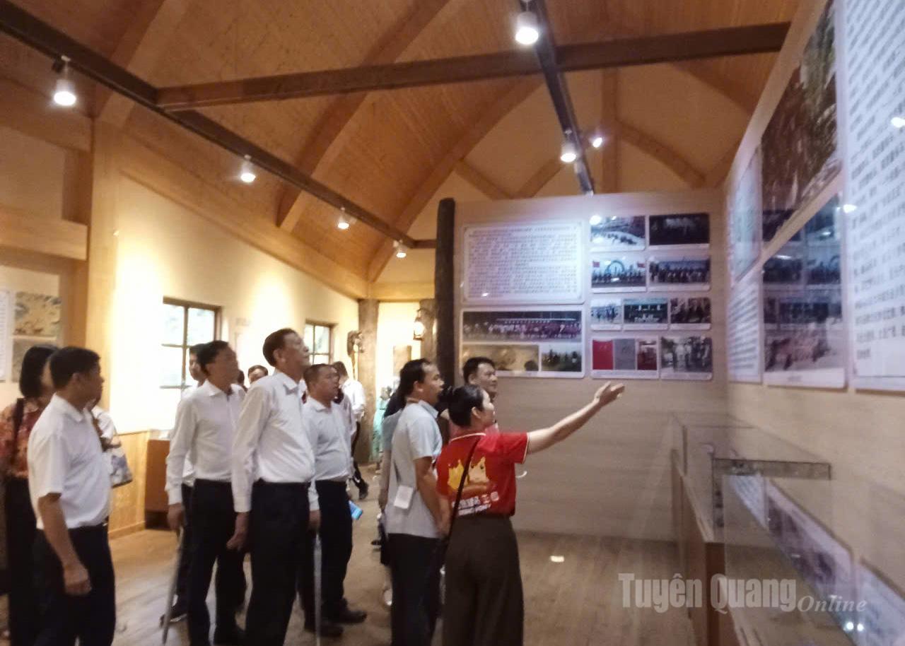 Đoàn đại biểu các tỉnh, thành phố khảo sát khu du lịch tiêu biểu của thành phố Bắch Sắc, Khu tự trị dân tộc Choang, Quảng Tây (Trung Quốc).