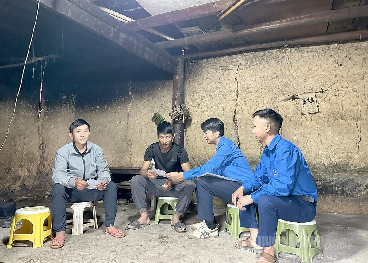 Đoàn Thanh niên xã Lũng Cú tuyên truyền Nghị quyết Đại hội tới đoàn viên.