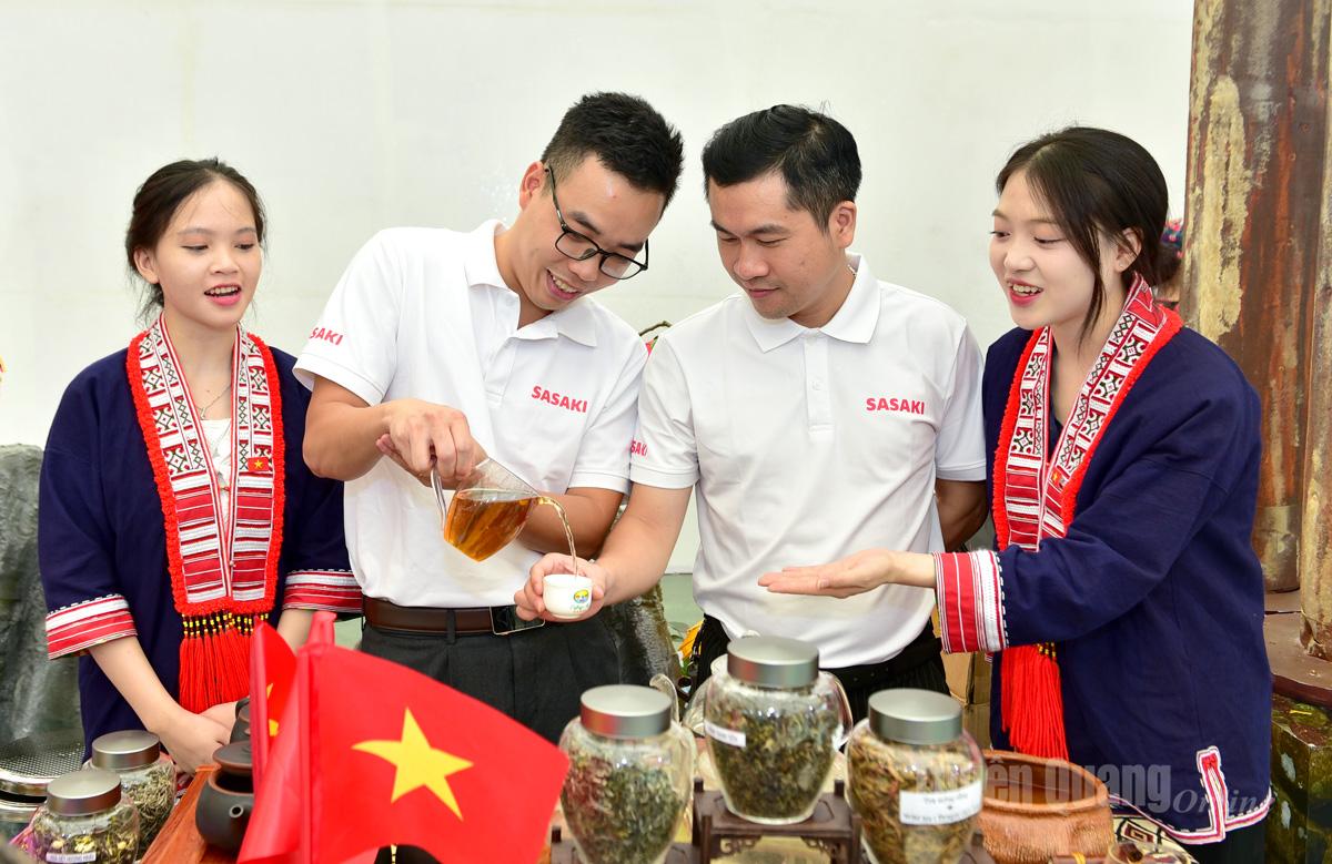 Visitors were excited to experience tea-making and tea-tasting activities.