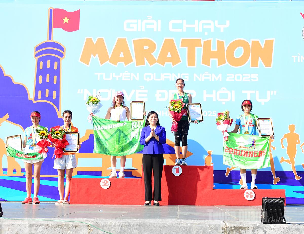 Đồng chí Lê Thị Thanh Trà, Uỷ viên BCH Đảng bộ tỉnh trao giấy chứng nhận, huy chương và tặng hoa cho các vận động viên có thành tích thi đấu xuất sắc tại giải.