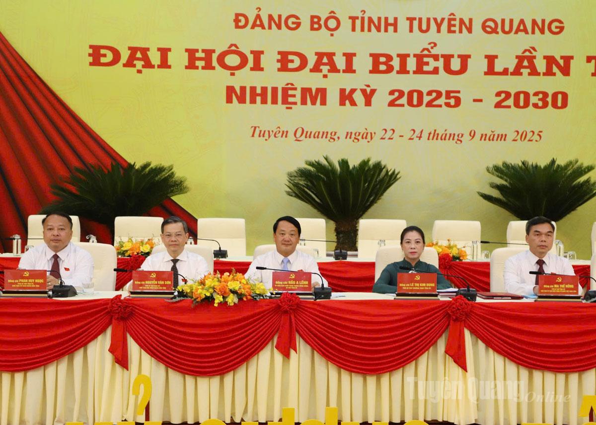 Các đồng chí Thường trực Tỉnh ủy chủ trì phiên trù bị.