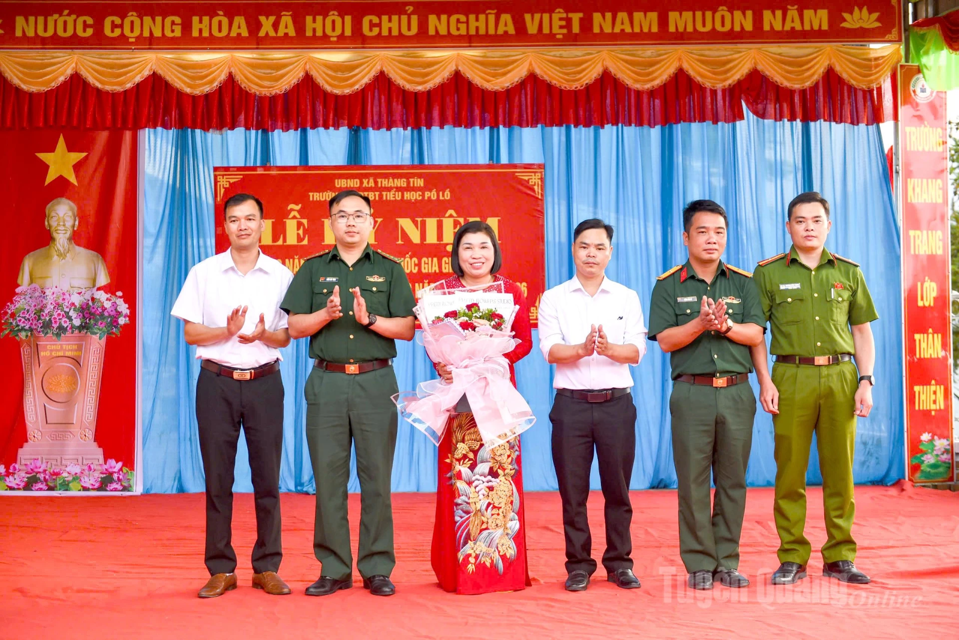 Các đồng chí đại diện Đồn biên phòng, Công an xã, Đoàn Kinh tế 313 xã Thàng Tín, tặng quà lưu niệm trường PTDTBT Tiểu học Pố Lồ, xã Thàng Tín. Ảnh: Khánh Linh