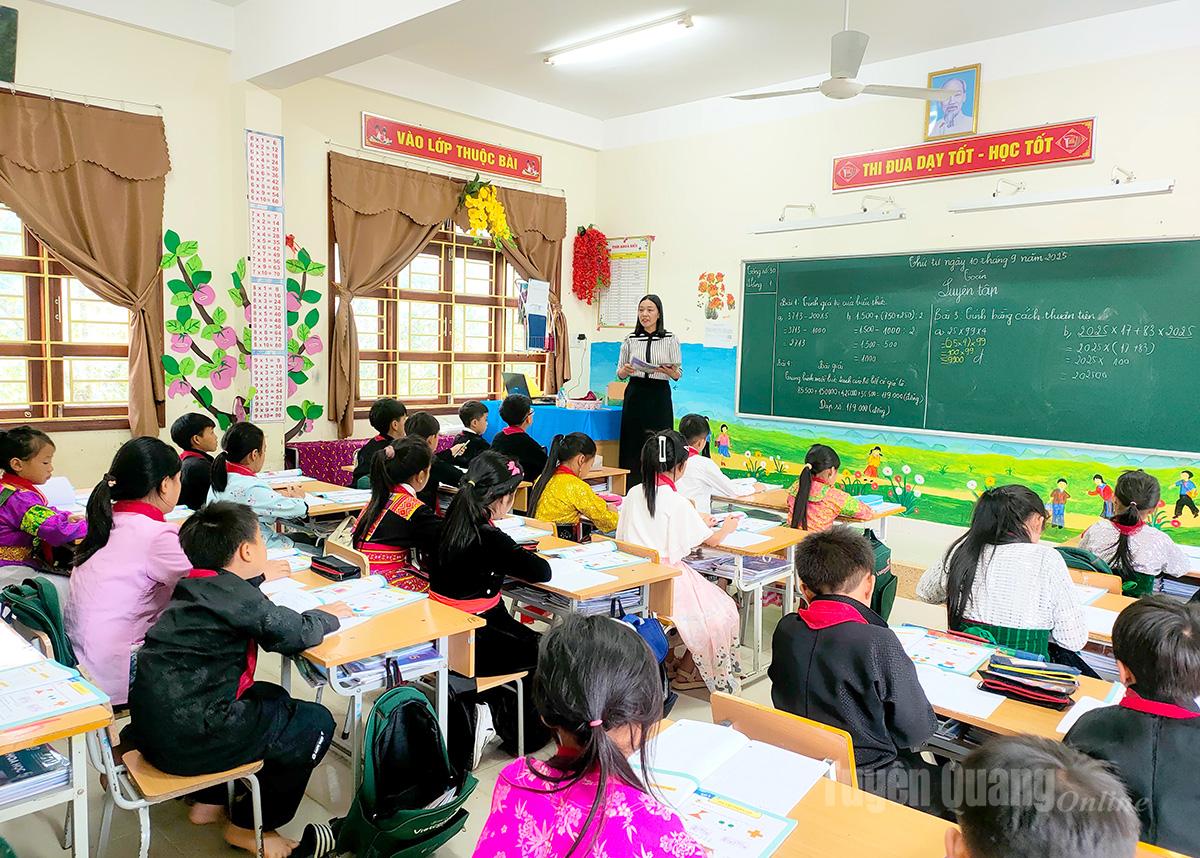 Cô giáo Nguyễn Thị Tâm trao đổi
bài học với các em học sinh.