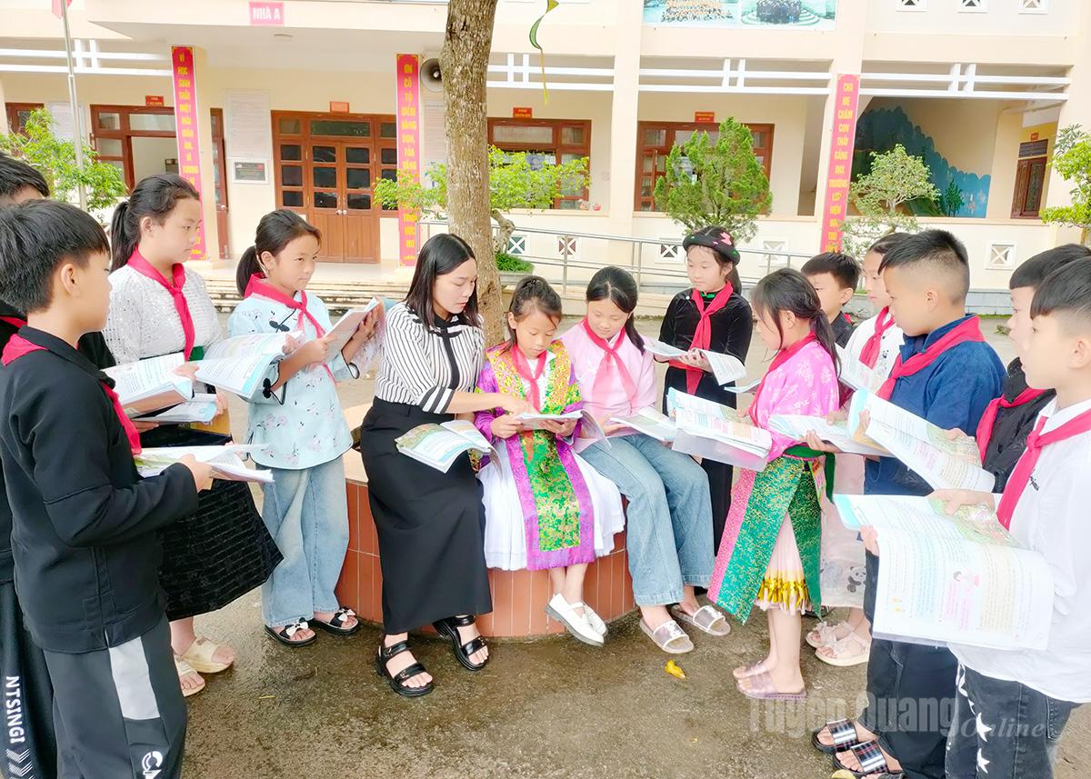 Một giờ lên lớp của cô giáo Nguyễn Thị Tâm, trường Tiểu học Phố Bảng, xã Phố Bảng.