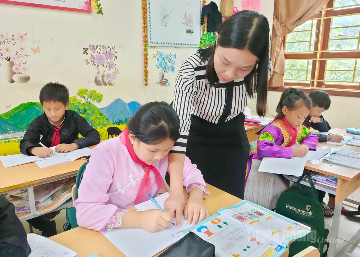 Cô giáo Nguyễn Thị Tâm, hướng dẫn học sinh làm bài trên lớp.