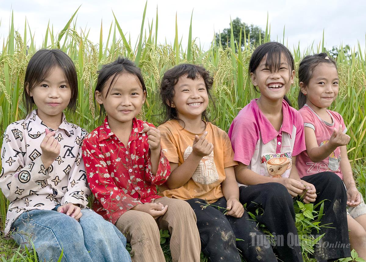 Nụ cười hồn nhiên của trẻ em Khuổi Trang.