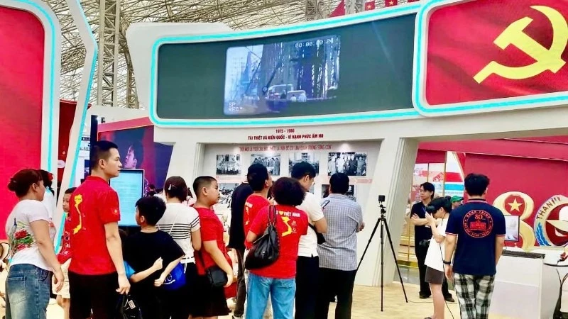 Khách tham quan xếp hàng đến với Triển lãm thành tựu đất nước 80 năm.