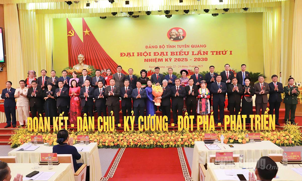 Đồng chí Đỗ Văn Chiến, Ủy viên Bộ Chính trị, Bí thư Trung ương Đảng, Chủ tịch Ủy ban Trung ương MTTQ Việt Nam tặng hoa chúc mừng 