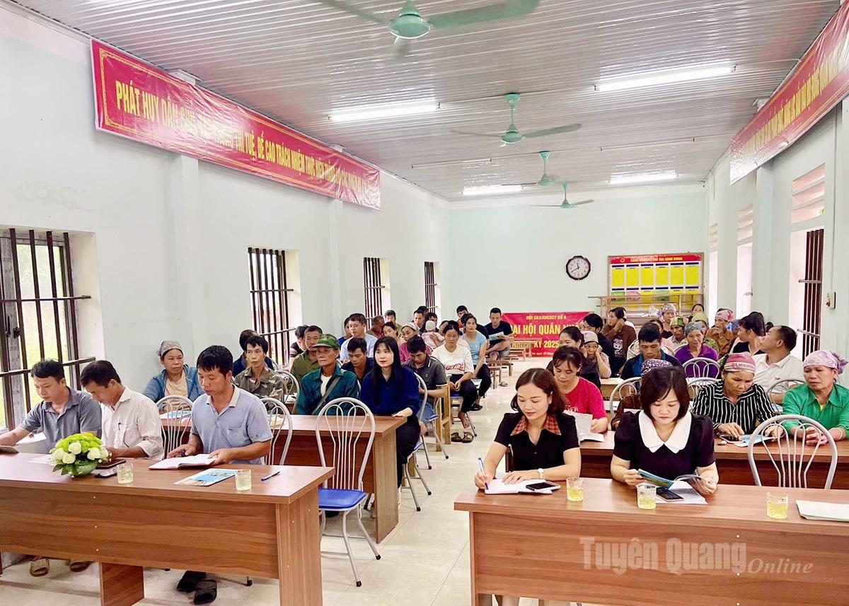 Đông đảo người dân đến tham gia hội nghị trợ giúp pháp lý.