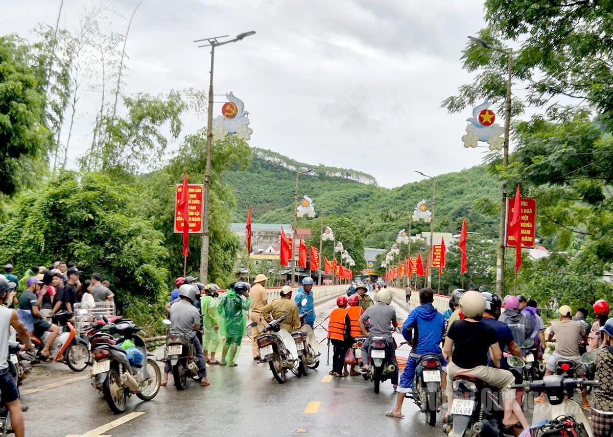 Xã Chiêm Hoá tạm thời cấm người và các phương tiện qua cầu Chiêm Hóa từ thời điểm 12h ngày 30-9 cho đến khi có thông báo trở lại.