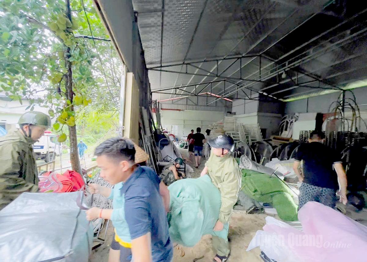Người dân xã Chiêm Hoá vận chuyển đồ phòng tránh ngập lụt.