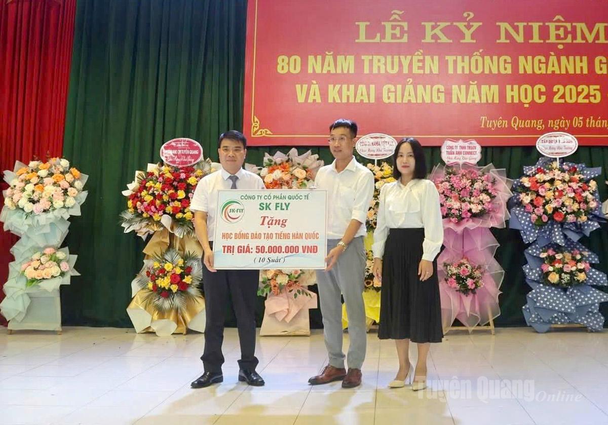 Công ty cổ phần Quốc tế SK FLY tặng 10 suất học bổng đào tạo tiếng Hàn Quốc trị giá 50 triệu đồng cho sinh viên trường Cao đẳng nghề Kỹ thuật - Công nghệ Tuyên Quang. Ảnh: Lê Hảo