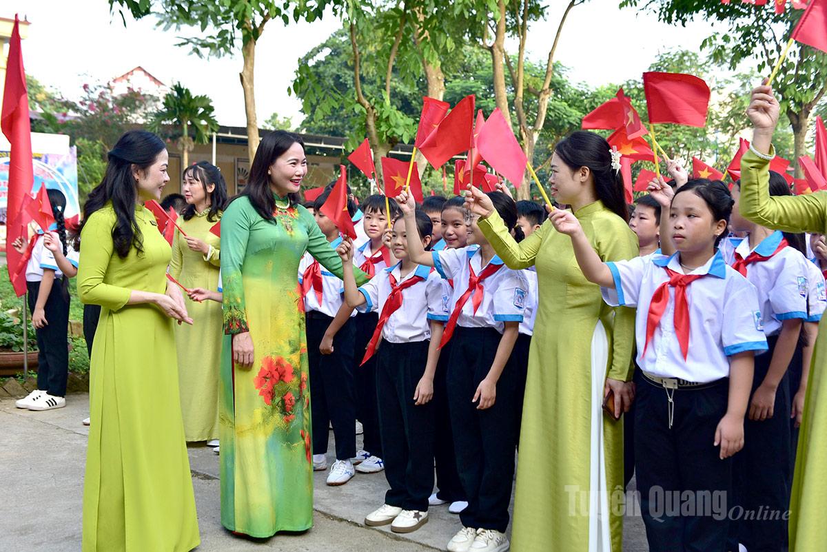 Đồng chí Phó Bí thư Thường trực chuyên trách Đảng ủy UBND tỉnh Nông Thị Bích Huệ trò chuyện với các thầy, cô giáo và học sinh trường THCS An Tường, phường An Tường trong ngày khai giảng năm học mới 2025-2026. Ảnh: Lý Thịnh