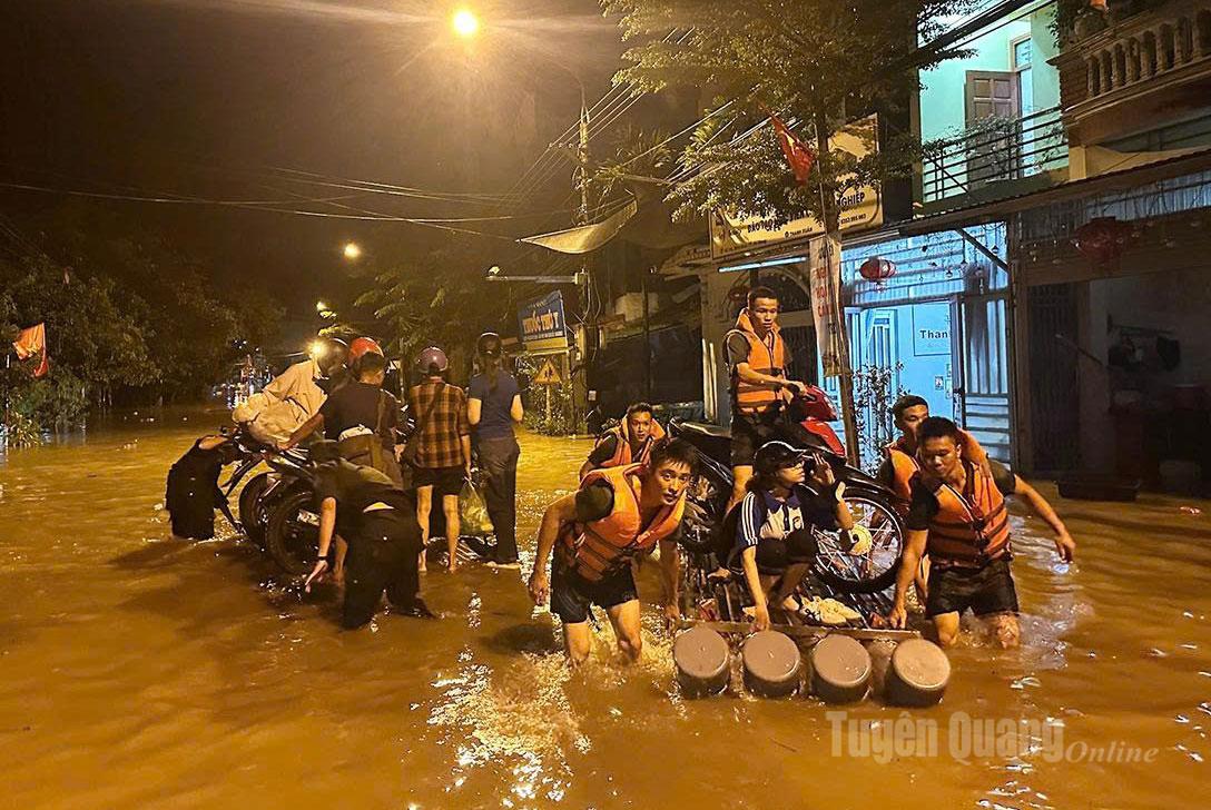 Cán bộ Trung đoàn 877, Bộ CHQS tỉnh đưa người dân phường Hà Giang 2 ra khỏi khu vực nguy hiểm. Ảnh: Ma Thủy