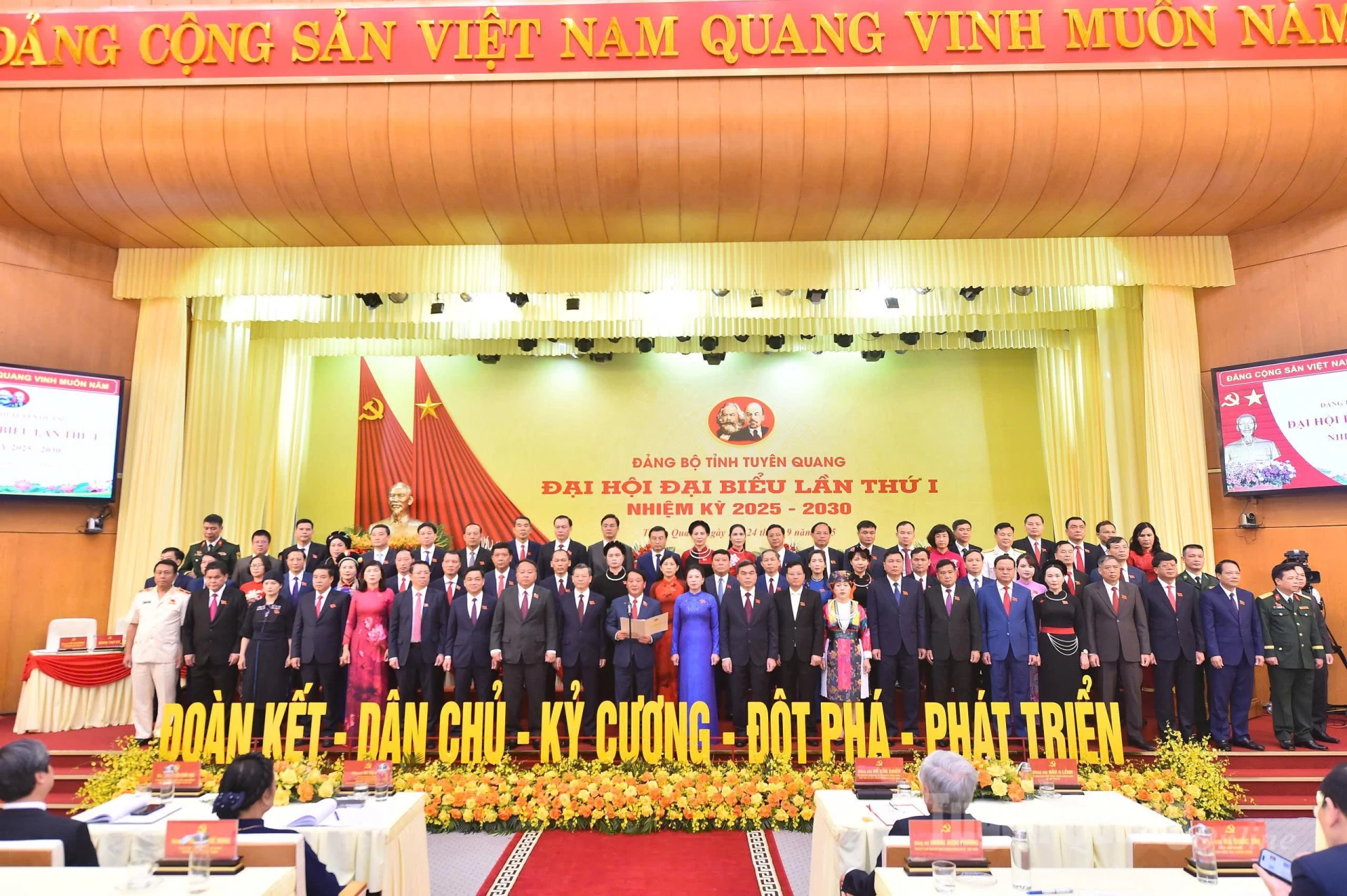 Ban Chấp hành Đảng bộ tỉnh khóa I, nhiệm kỳ 2025-2030 ra mắt tại Đại hội.