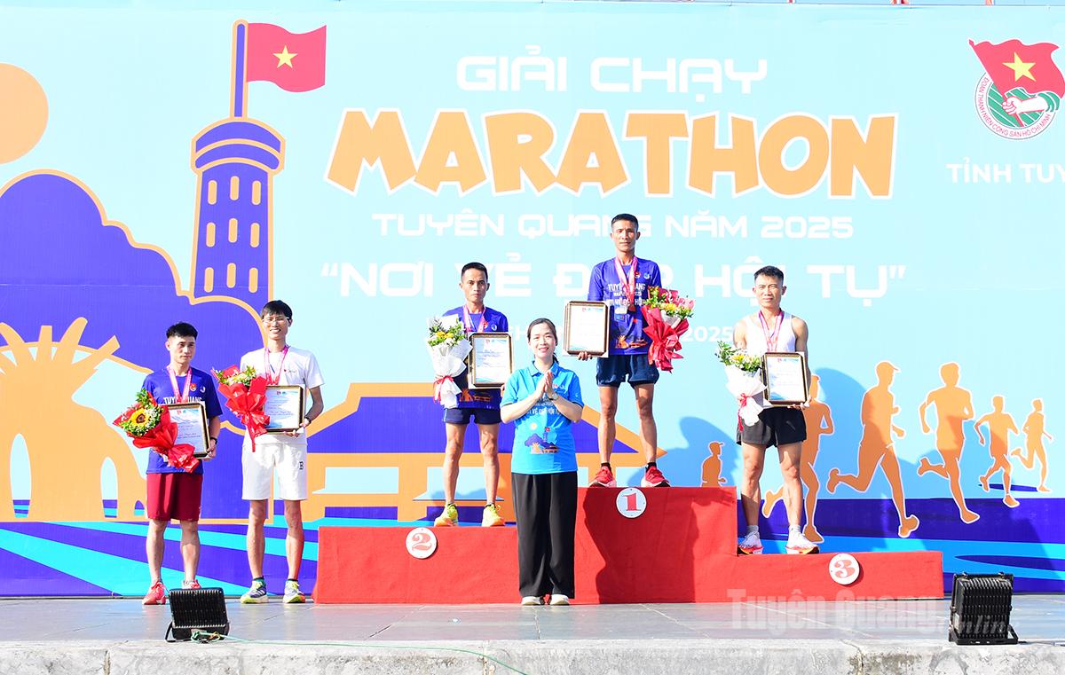 Lãnh đạo Tỉnh đoàn trao giấy chứng nhận, huy chương và tặng hoa cho các vận động viên có thành tích thi đấu xuất sắc tại giải.