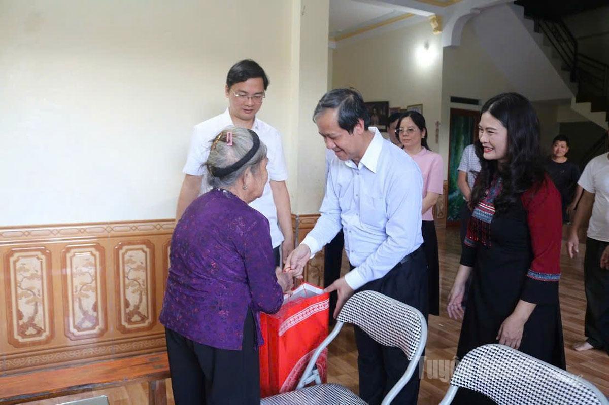  Bộ trưởng Bộ Giáo dục và Đào tạo Nguyễn Kim Sơn tặng quà cho gia đình người dân đã giúp đỡ cán bộ, nhân viên của Bộ Quốc gia Giáo dục trong thời kỳ kháng chiến chống Pháp.