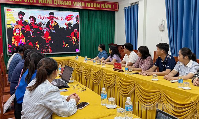 Cán bộ, đảng viên xã Kim Bình theo dõi Đại hội. Ảnh: Trang Hoàng
