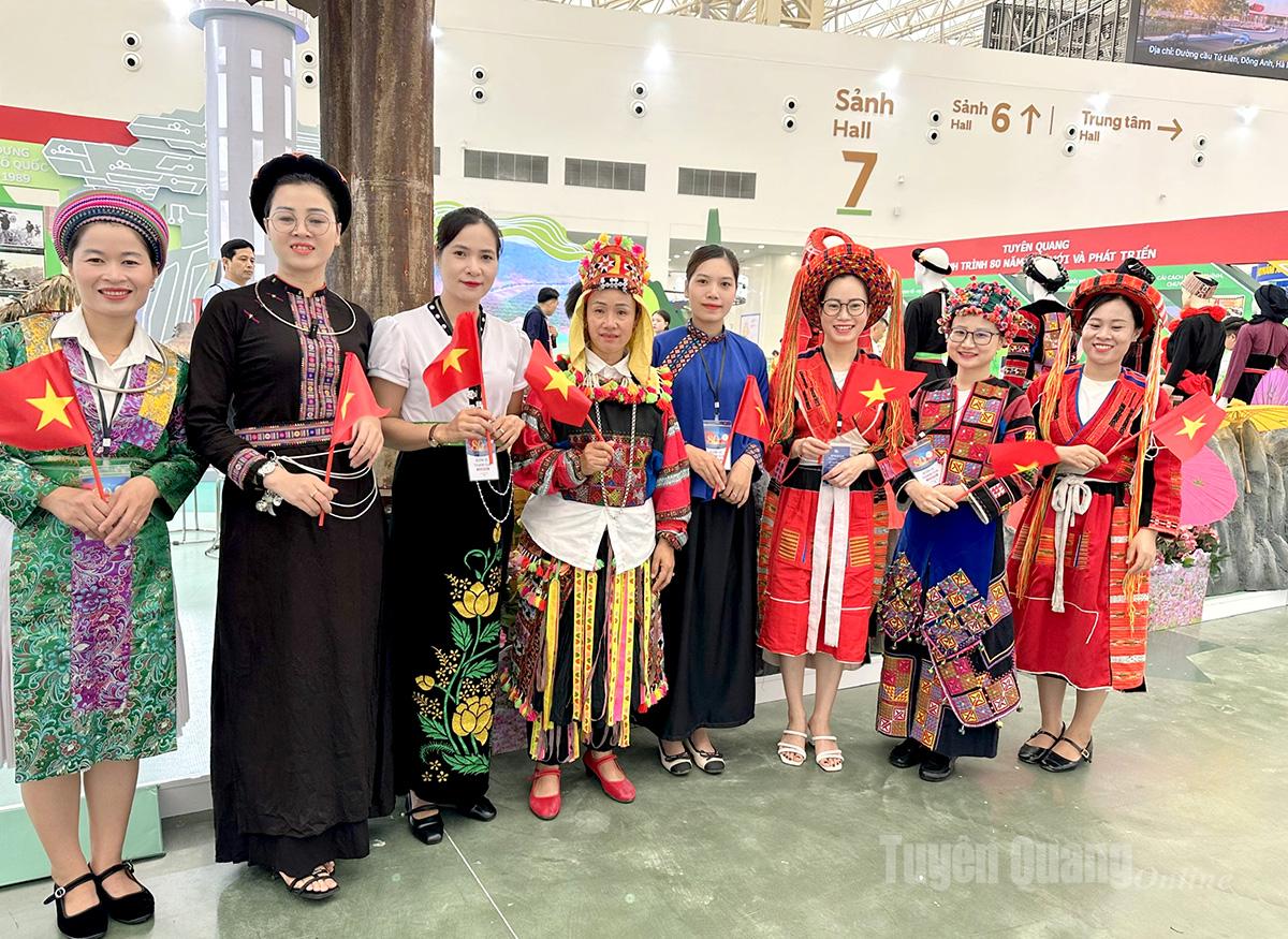 The traditional costumes of ethnic minorities in Tuyen Quang province stood out at the National Exhibition.