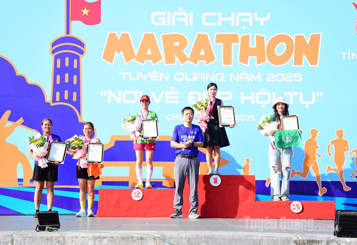 Lãnh đạo Ban Tuyên giáo Tỉnh uỷ trao giấy chứng nhận, huy chương và tặng hoa cho các vận động viên có thành tích thi đấu xuất sắc tại giải.