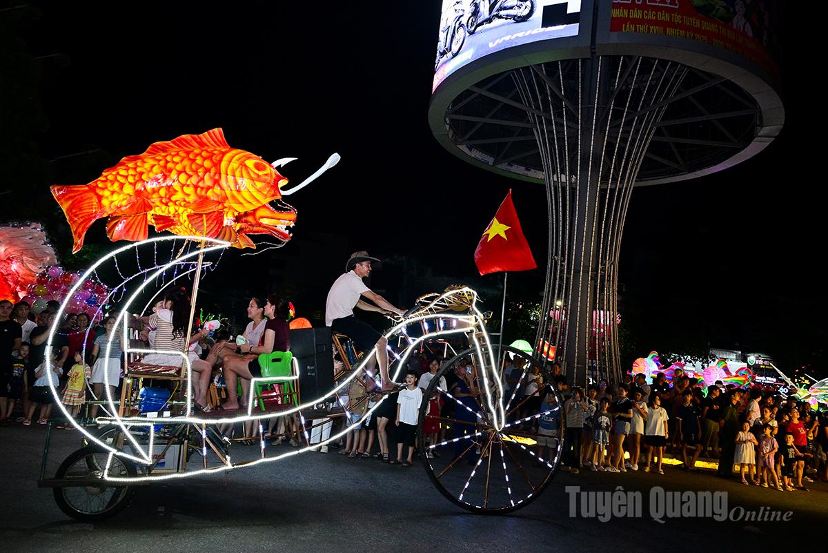 Local people crafted their own models to contribute to the shared joy of the festival.