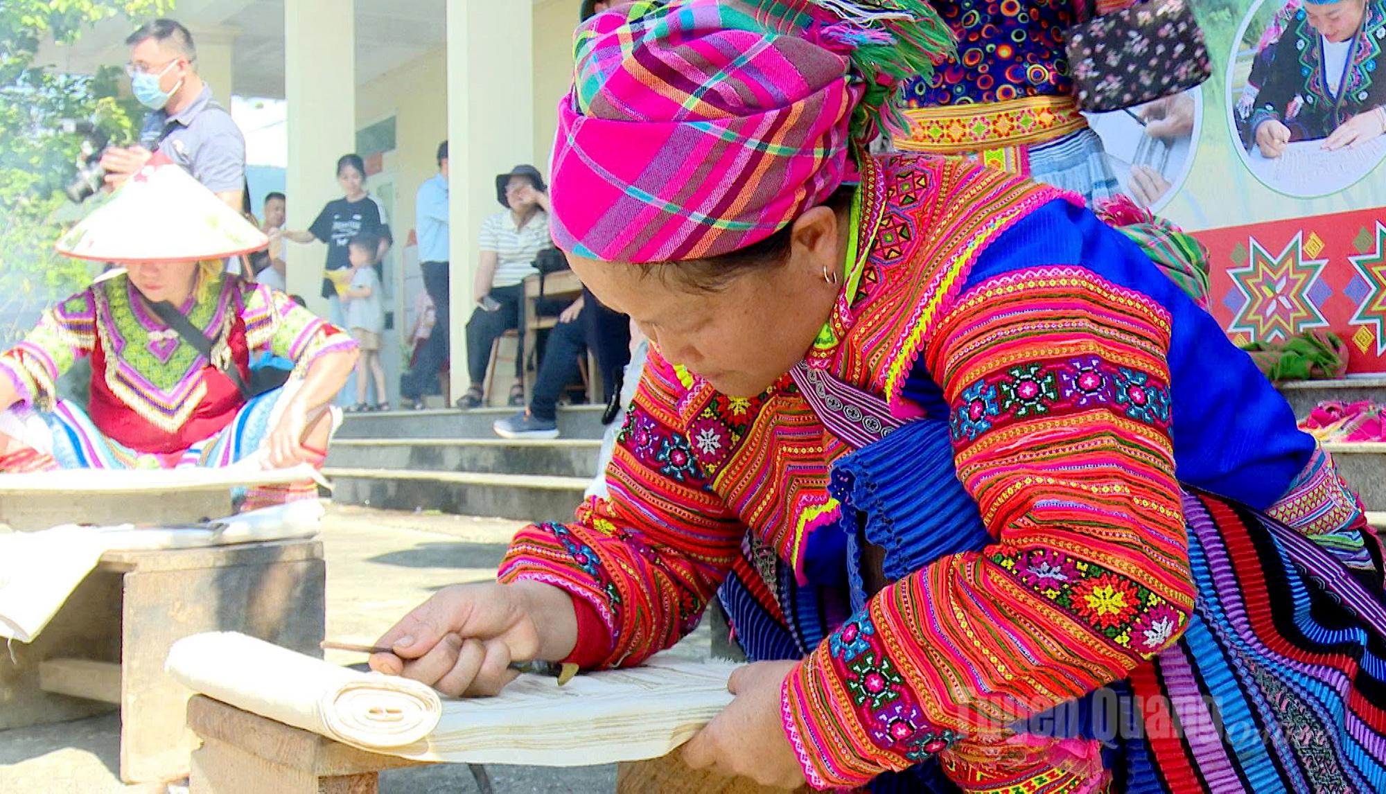 The beeswax painting contest on fabric by the H’mong people at the festival.