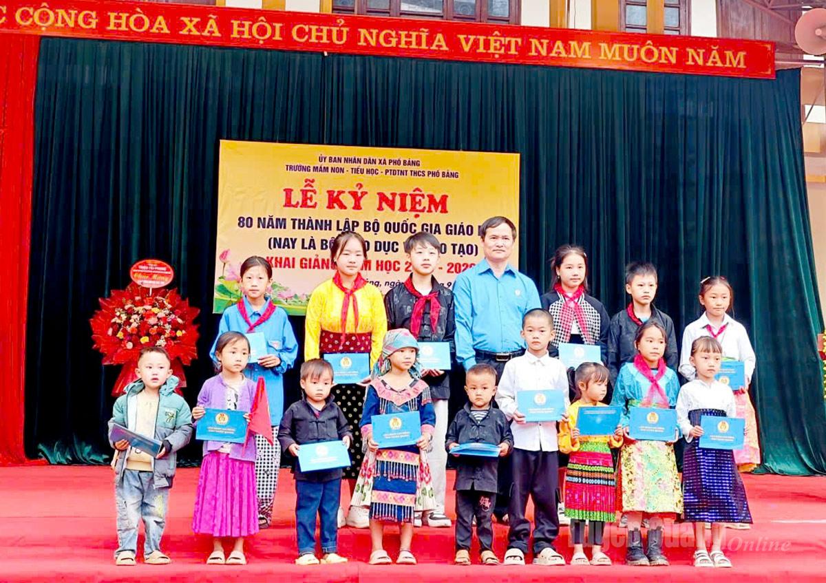 Lãnh đạo Liên đoàn Lao động tỉnh tặng các suất cho học sinh được lựa chọn từ các đơn vị trường học trên địa bàn xã Phố Bảng có hoàn cảnh đặc biệt khó khăn trong dịp khai giảng năm học mới. Ảnh: Minh Hoa