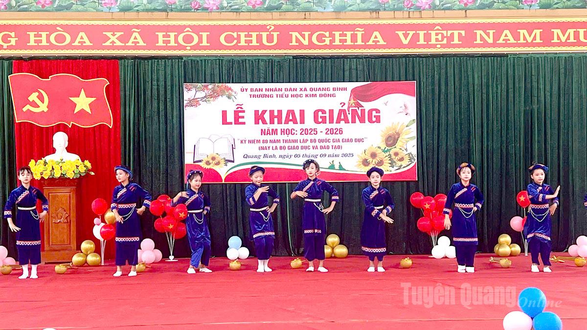 Thầy và trò trường Tiểu học Kim Đồng, xã Quang Bình phấn khởi chào đón năm học mới . Ảnh: Thanh Hoài