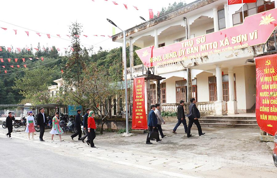 Cán bộ, đảng viên xã Sơn Vĩ hân hoan, tin tưởng vào Đại hội đại biểu Đảng bộ tỉnh Tuyên Quang. Ảnh: Trần Kế